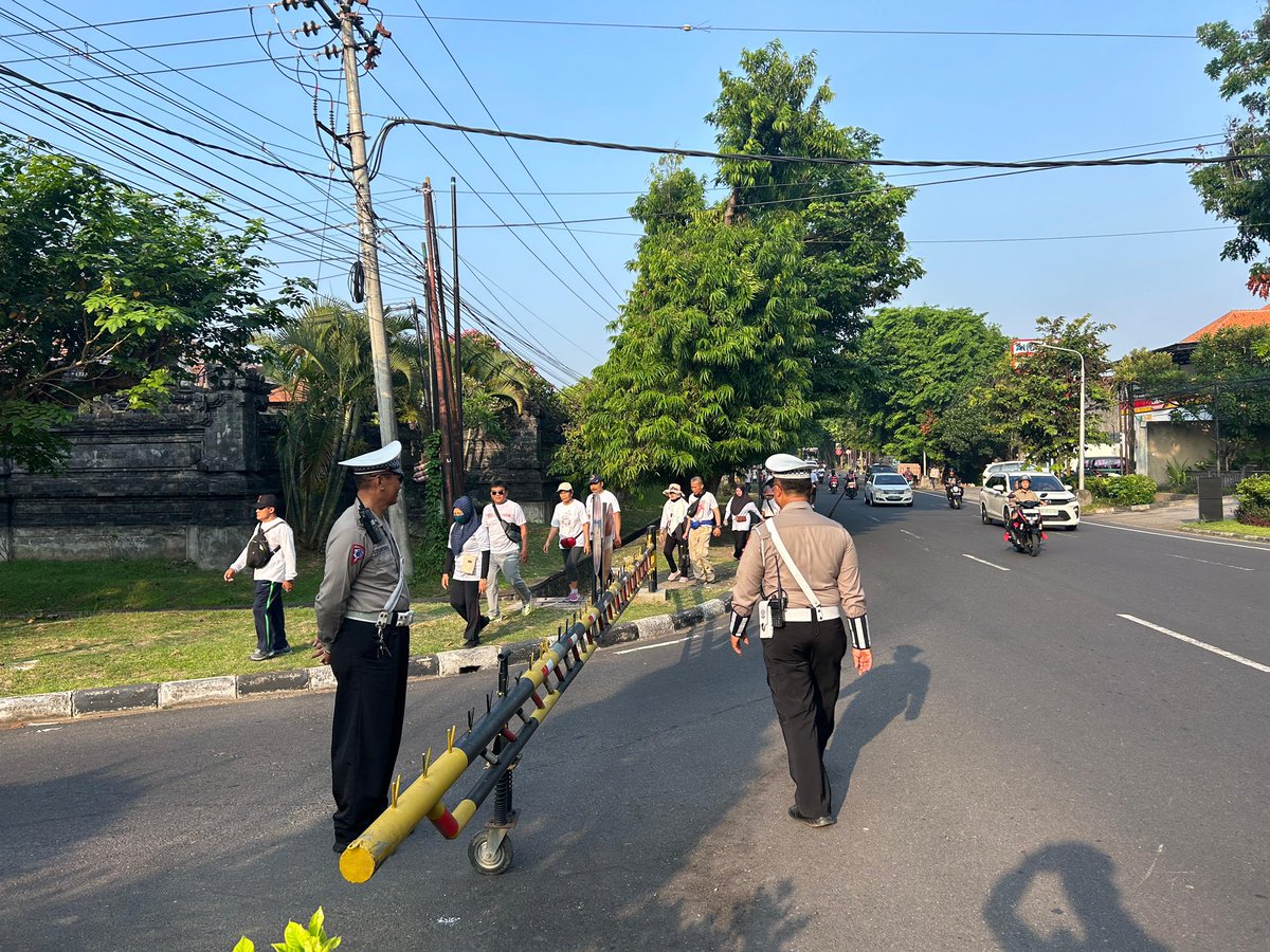 DpsLantas's tweet photo. Personil Satlantas Polresta Denpasar melaksanakan pengamanan giat Jalan Sehat masyarakat di seputaran Lapangan Renon, atensi arus lalin pada titik kepadatan kegiatan masyarakat serta terwujudnya situasi kamseltibcarlantas, situasi lalin ramai lancar

#spripimpolri 
#divisihumas https://t.co/VMY0a3dB0N