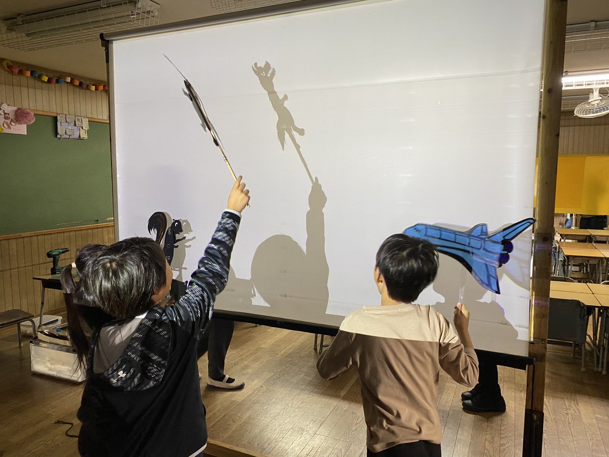 a workshop to make shadow puppets
 child's creative motivation is different😳
 we always stand in the children's eyes and strive to reach their point of achievement whenever possible. as adults, we must always remember the child's point of view.

#kakashiza #children #art