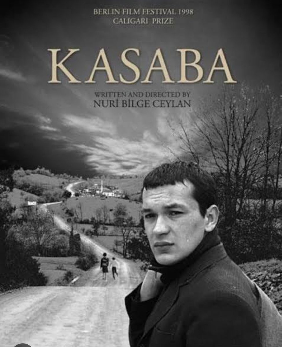 Nuri Bilge Ceylan kaleminde mevsimin yeni başladığın üç kuşak bir arada yaşayan ailenin küçük kızı, okul dönüşü, kendinden küçük erkek kardeşiyle birlikte dolaşmaya çıkar. Onun gözünden doğaya ve doğayla bir arada yaşayan bu insanların yaşantısına göz atma fırsatı buluruz...