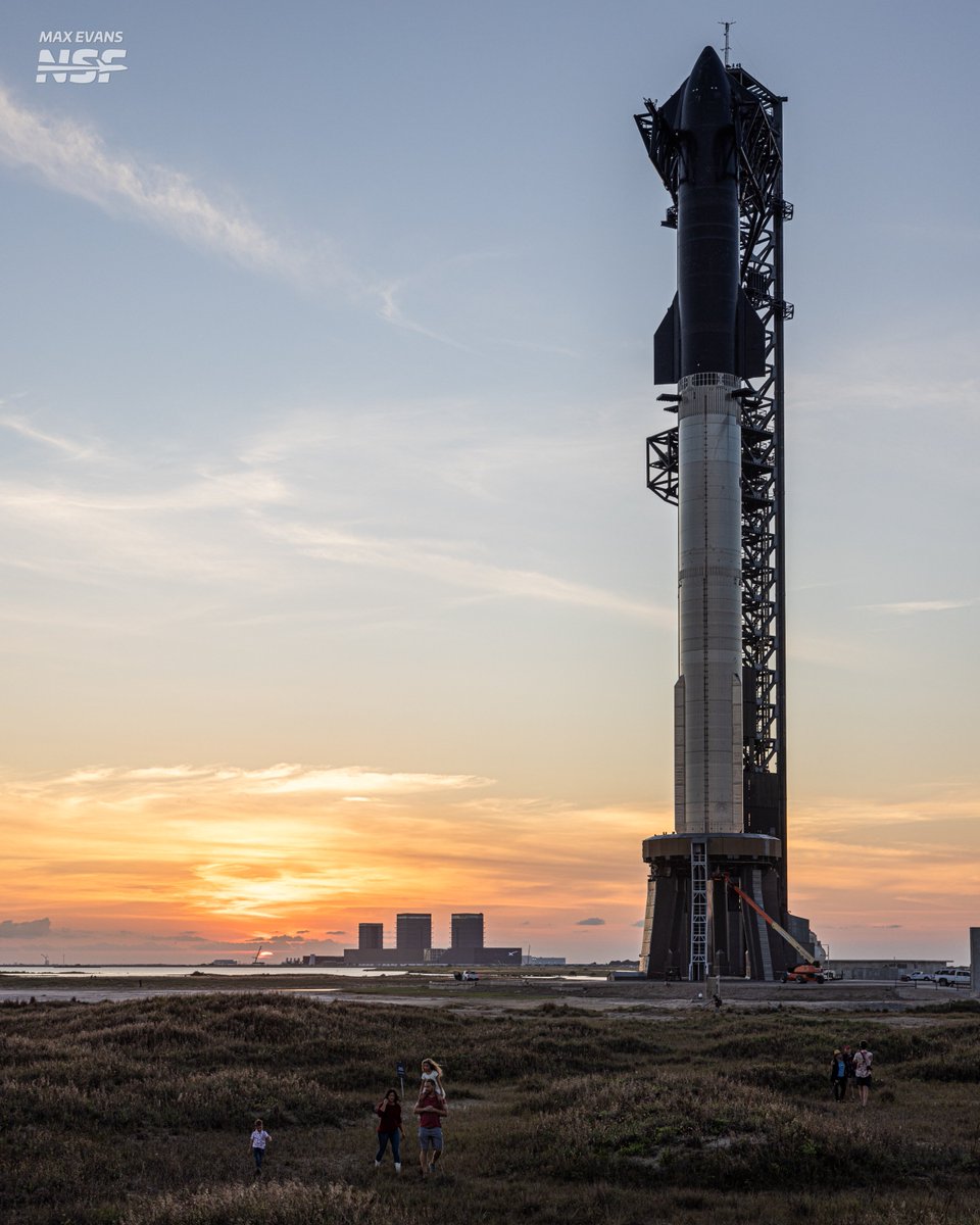 Max Evans (@_mgde_) on Twitter photo No other place on Earth like it.
Another glorious sunset behind the Starship Flight 6 stack of Booster 13 and Ship 31.
๐ธ - <a href="/NASASpaceflight/">NSF - NASASpaceflight.com</a>
๐บ - nsf.live/starbase No other place on Earth like it.
Another glorious sunset behind the Starship Flight 6 stack of Booster 13 and Ship 31.
๐ธ - <a href="/NASASpaceflight/">NSF - NASASpaceflight.com</a>
๐บ - nsf.live/starbase
