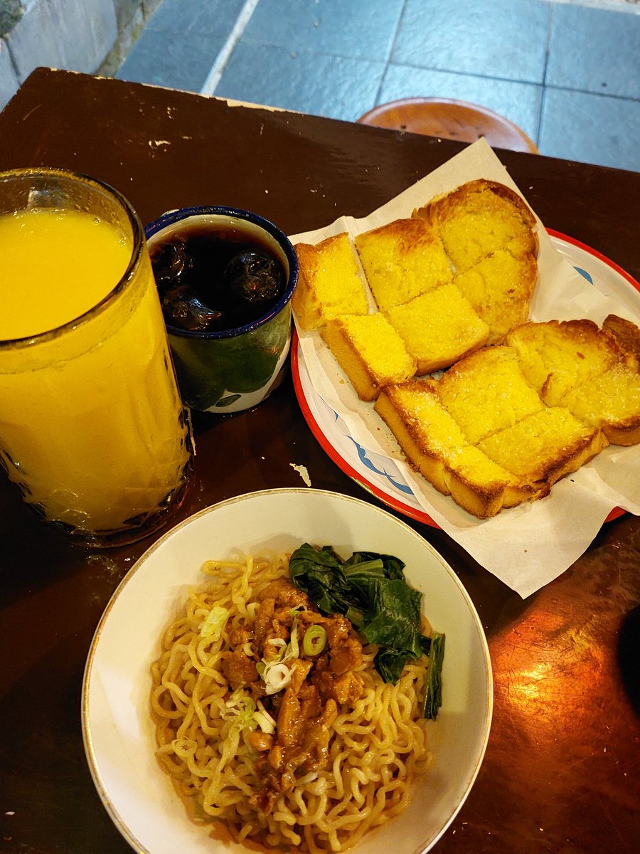 Cheesyberry11's tweet photo. vibes makan nya kaya makan di rumah oma. oma nya old money karawang. aku si penikmat segala jenis mie ini suka bgt sama yamin manis tipis nya. semua rasa masakkannya homey sekali. roti mentega gula nya ngingetin menu sarapan simple waktu jaman sekolah dulu. https://t.co/LVtMLEqwG1