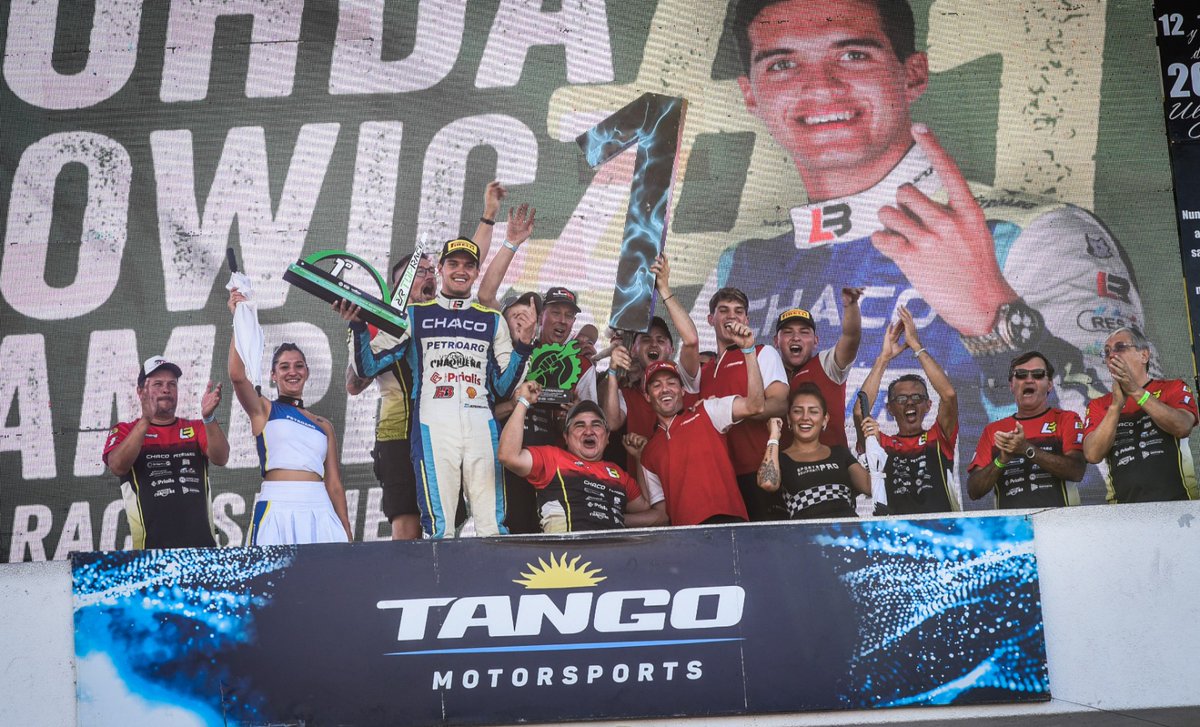 #TopRace// <a href="/lucasbohda/">Lucas Bohdanowicz</a> ganó y se consagró bicampeón del Top Race Series.

El chaqueño sumó su octavo triunfo de la temporada para consagrarse anticipadamente como monarca de la categoría.

Lo escoltaron <a href="/Fabri_Persia71/">Fabri Persia</a> y tercero fue <a href="/NorbertoGrosso/">Norberto Grosso</a>.