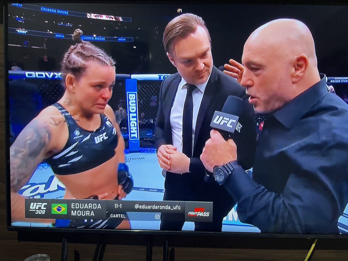 edjaneoli's tweet photo. Tem sergipana vencedora no UFC. Valeu Eduarda Ronda 👏🏼👏🏼👏🏼👏🏼 https://t.co/U2WriWJQYj