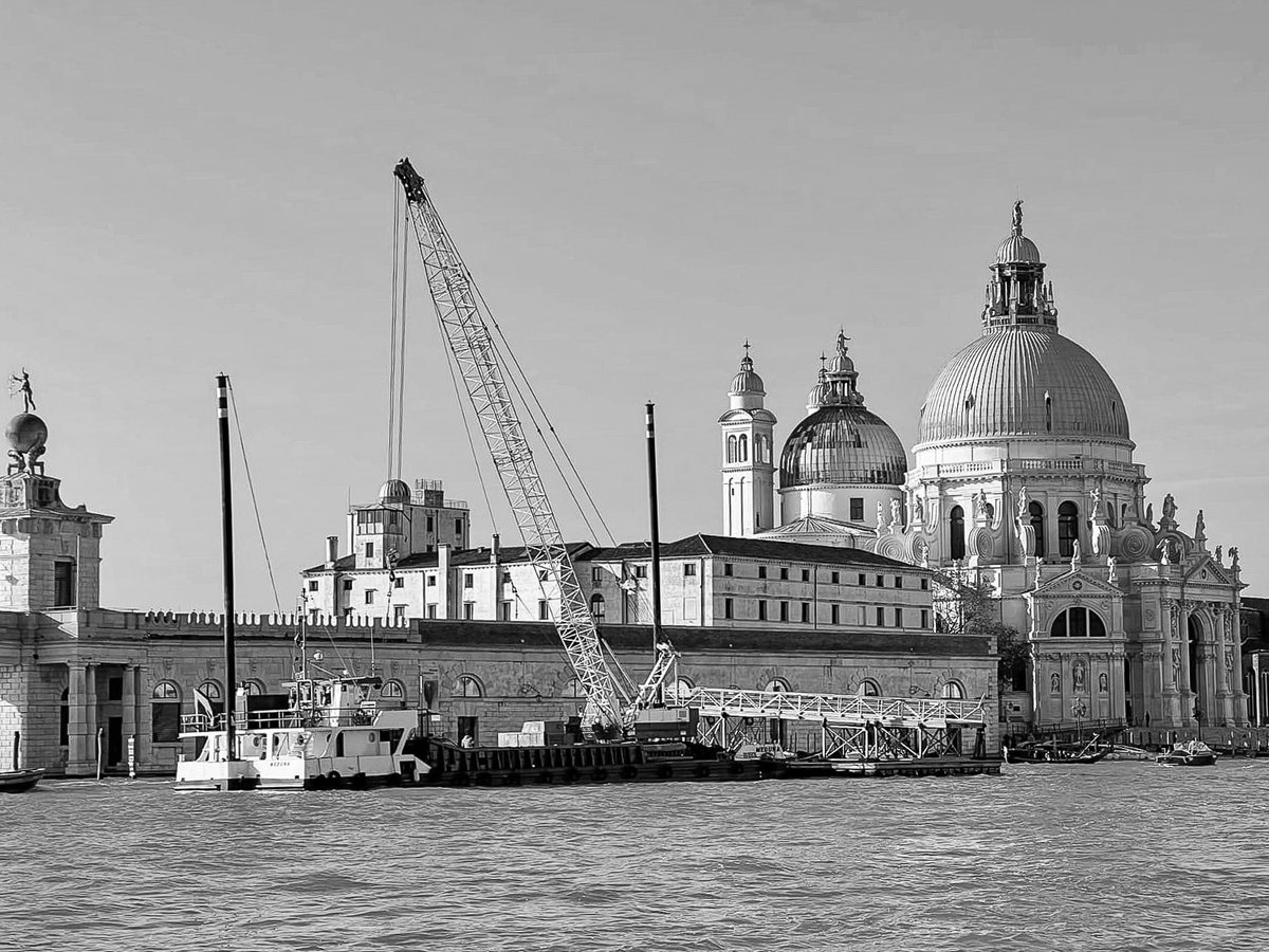 This #weekend in #Venice, preparations are underway for the Venetian Thanksgiving Day, actually a Remembrance Day celebrating health. 
Outside, the pontoon bridge over the Grand Canal is already set up. Inside, flower bouquets from the garden are being arranged
#venezia #italia