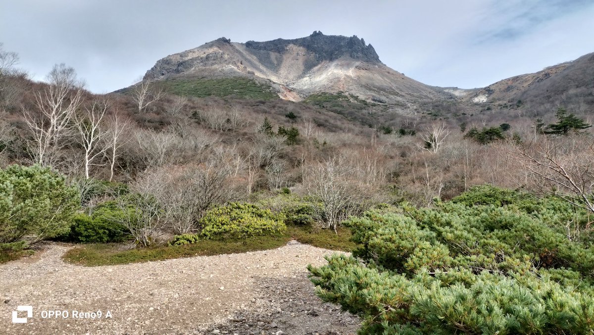 HotakaYari's tweet photo. 栃木県にある那須岳（茶臼岳、三本槍岳、朝日岳）に登って来ました。初日はまずまずの天気でしたが、二日目は天候に恵まれず、全く眺望なしでした…残念💦そして、大峠からの登りは、きつかった💦三斗小屋温泉、鹿の湯は、風情もあり良かったです！（2024.11.8〜11.9）#那須岳 #三斗小屋温泉 #鹿の湯 https://t.co/SyjKEoLCor