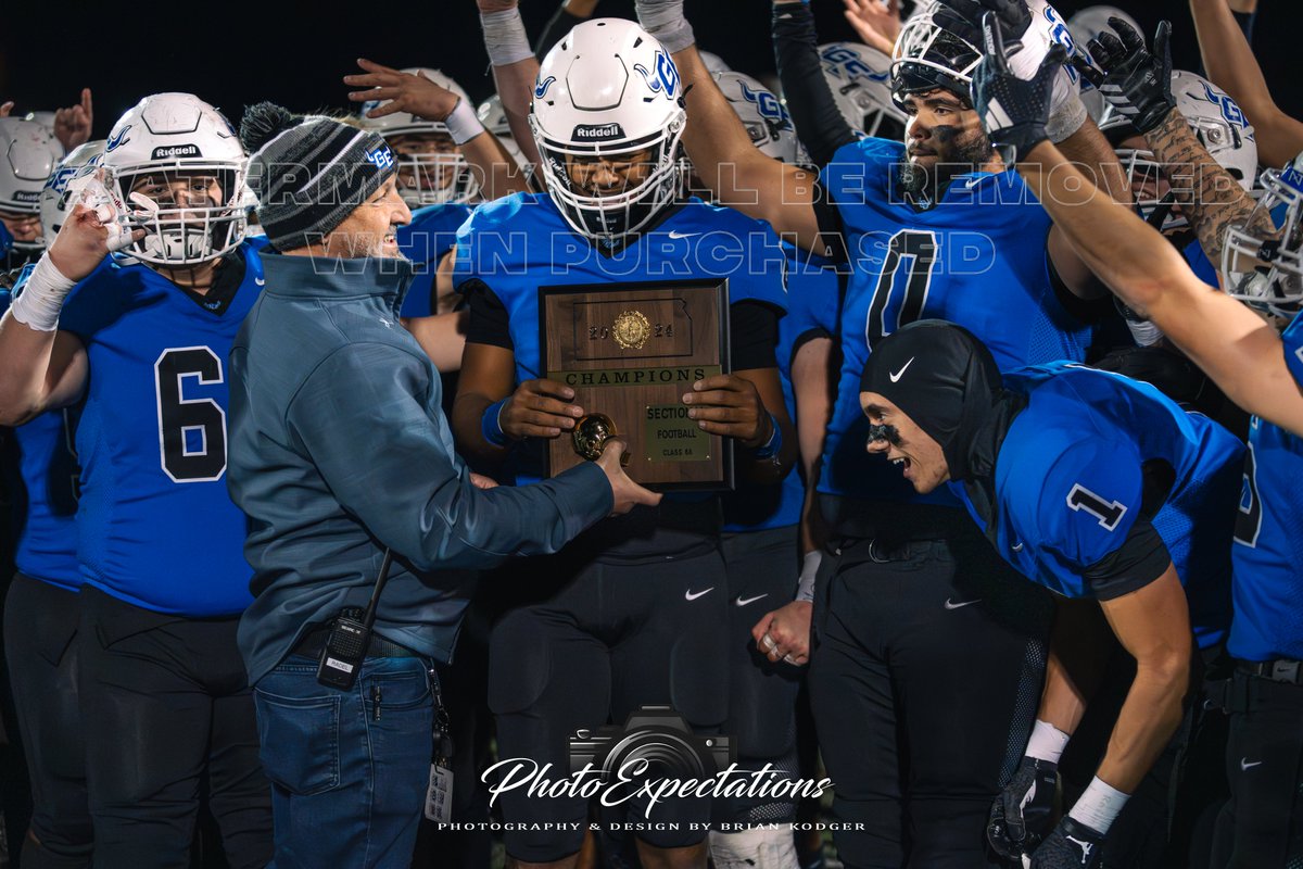 PhotoExpectatio's tweet image. Congratulations to the GEHS football team for another Sectional Championship!!!

@GEHSBlazers @GardnerEdgerton @GEHSAthletics