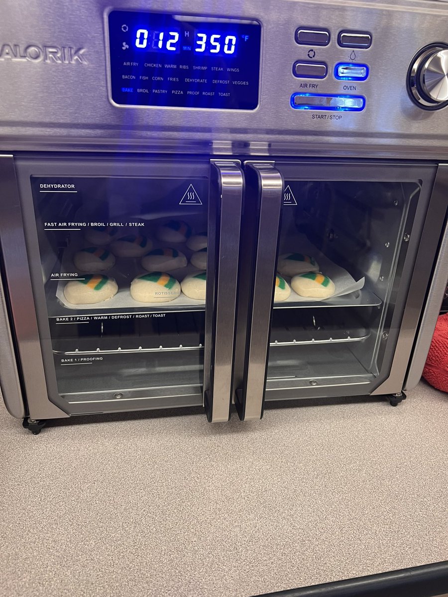 Friendsgiving for Room 3 yesterday! What a fabulous, tasty time we had 😋😊💚<a href="/LEelementary/">Lee Eaton Intermediate Knights</a> <a href="/MrsBuntsSLP/">Felicia Buntura</a> #NordoniaRocks