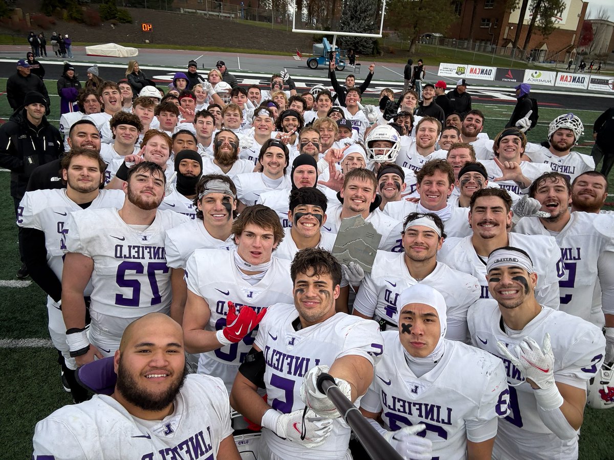 CoachDawson_'s tweet photo. Northwest Conference Champs!! Proud of this team! Hard work does not go unnoticed! #ConferenceChamps #LinfieldFootball #CatDome #TEU @LinfieldFB https://t.co/0rvlHVr9ok