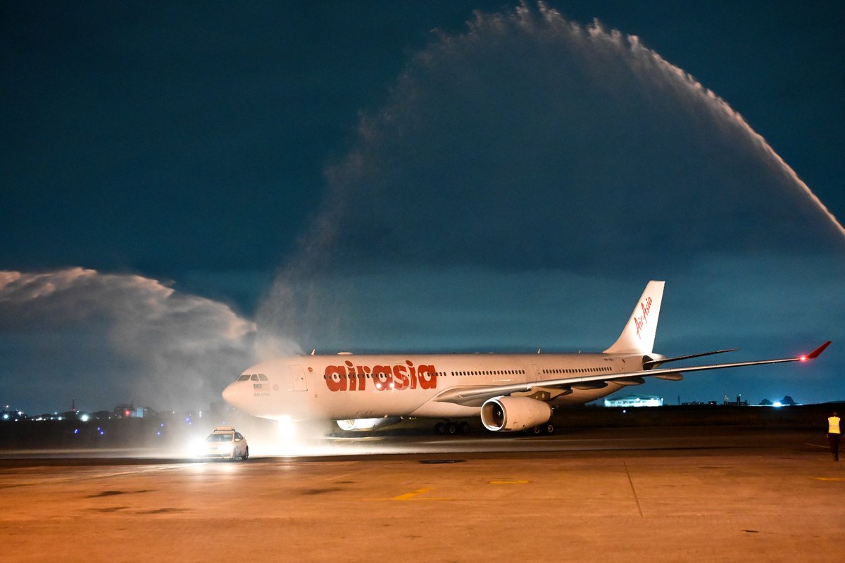 getawayKE's tweet photo. The maiden flight by #AirAsiaX from #KUL to #NBO landed yesterday as the low-cost airline opens up the skies between the Southeast Asian nation and Africa. The four weekly and direct flights will enhance tourism, cultural ties, and economic growth between Kenya and Malaysia. https://t.co/5UzSaoHk64