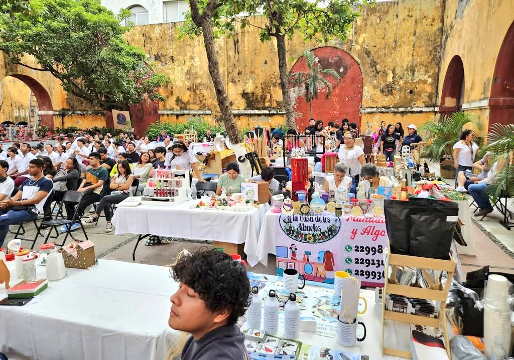 Felicito la gran labor de un gran amigo y aliado, como es el Regidor <a href="/dmartinlois/">Daniel Martin Lois</a>, por la 2da edición de #DateLike 👍 y Emprende. Es un orgullo🤩 ver la calidad, creatividad y diversidad de los productos que representan el esfuerzo de nuestra ciudadanía.👏

#Veracruz #R12 #Morena