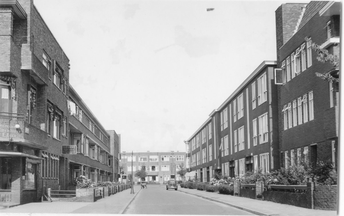 Vroeger zaten op de hoeken van de straten in de Professorenbuurt-Oost veel kleine winkels hier de Landstraat in 1932:  Sigarenmagazijn annex bibliotheek E. Boer en ernaast Rijwielhandel H. Pikkert nu Dinercafe Plezant #profbuurtoostvantoen