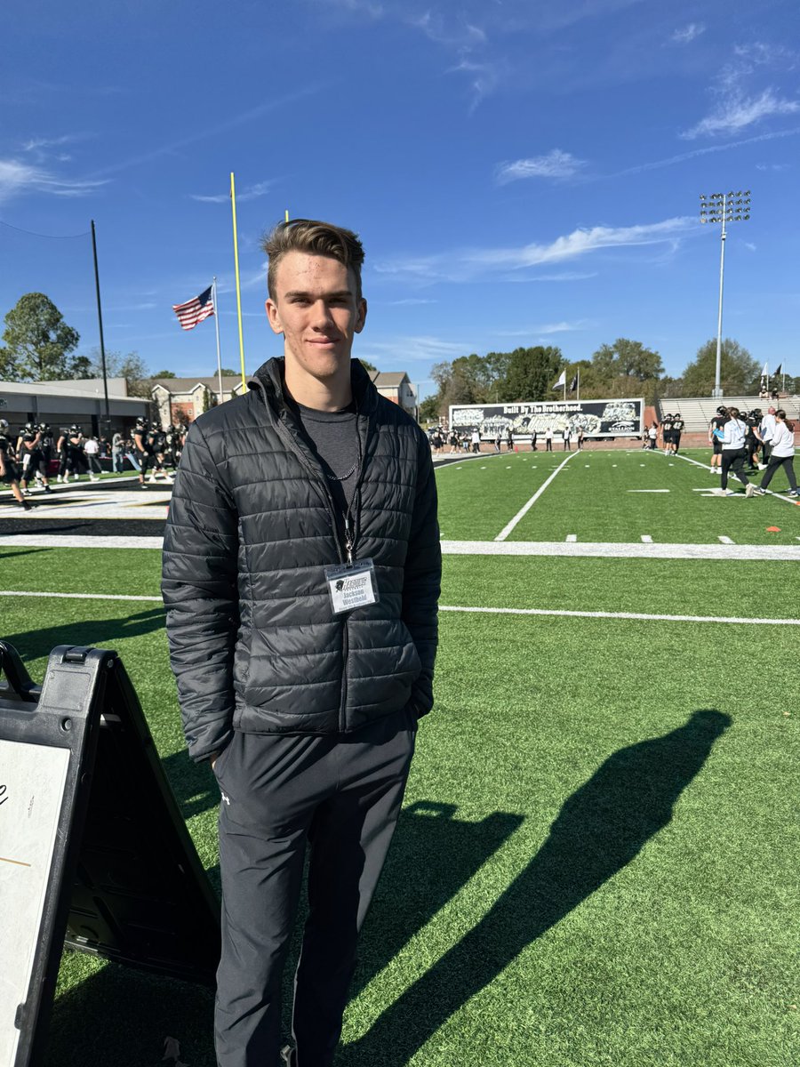Glad to be invited to the Senior Day game at <a href="/Harding_FB/">Harding Football</a>!! Love the atmosphere🔥🔥. Thank you <a href="/Coach_Blank/">Sam Blankenship</a> ! Let’s go!!!!!#GoBisons
