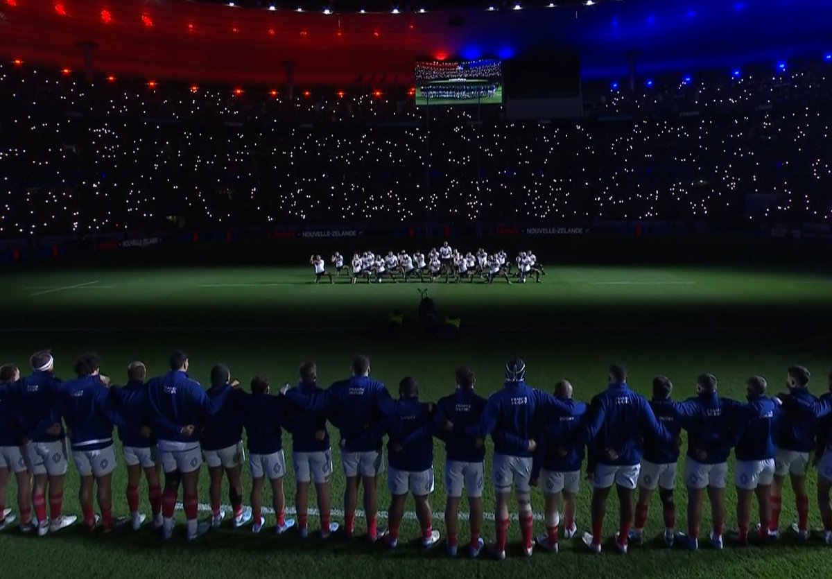 👀 Magnifique image au Stade de France lors du haka des All Blacks juste avant ce France-Nouvelle Zélande.
rmcsport.bfmtv.com/rugby/xv-de-fr…