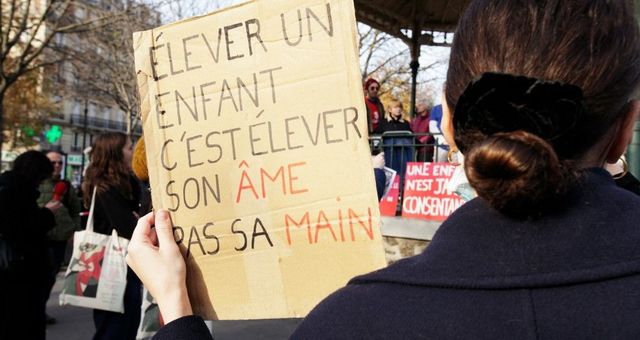 Un enfant meurt sous les coups de ses parents tous les 5 jours en 🇫🇷. 
Chaque année, 160 000 enfants sont victimes de violences sexuelles.
Des rassemblements avaient lieu dans une quinzaine de villes ce samedi pour alerter (de nouveau) sur ce fléau. 
radiofrance.fr/franceculture/…
