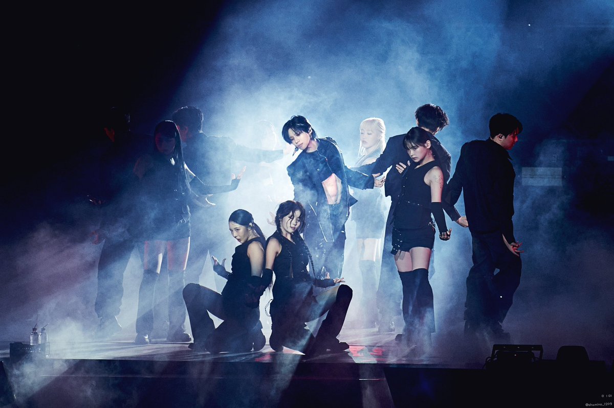 isSHINeeback's tweet image. the genre: Taemin being art on stage 💫