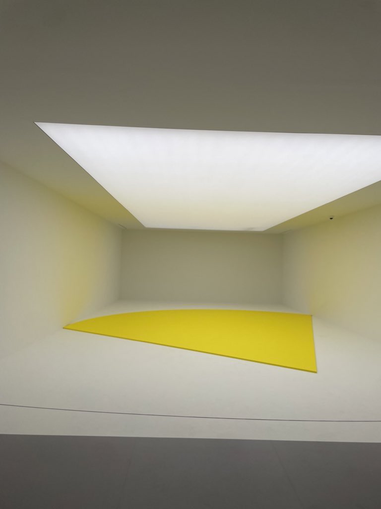 منحنى اصفر - yellow curve 
كل ماحولنا يمكن ان يلهمنا و الإطلاع يوسع المدارك لعلي قرأت هذه العمل بأسم آخر :

نقطة الصفر.

-آرت فاطمه تستلهم.