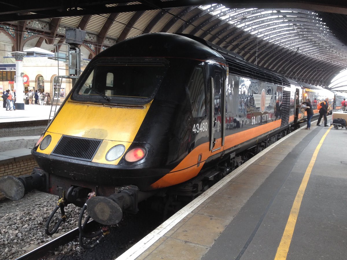 Davidal20103984's tweet photo. Remembering when grand Central had nice trains. #class125 #hst https://t.co/eR31AaO1WV
