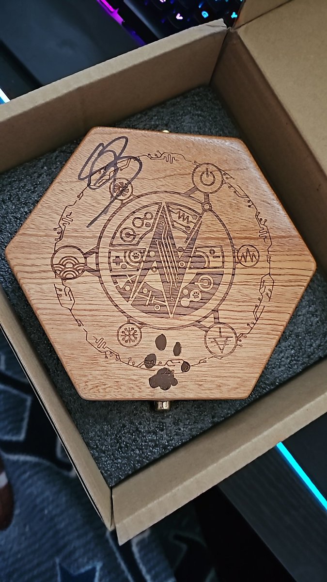 SINS_DrAk0's tweet photo. @GamersNexus THANK YOU SO MUCH STEVE AND SNOWFLAKE I WILL FOREVER CHERISH THIS https://t.co/T31Xj9y2WW