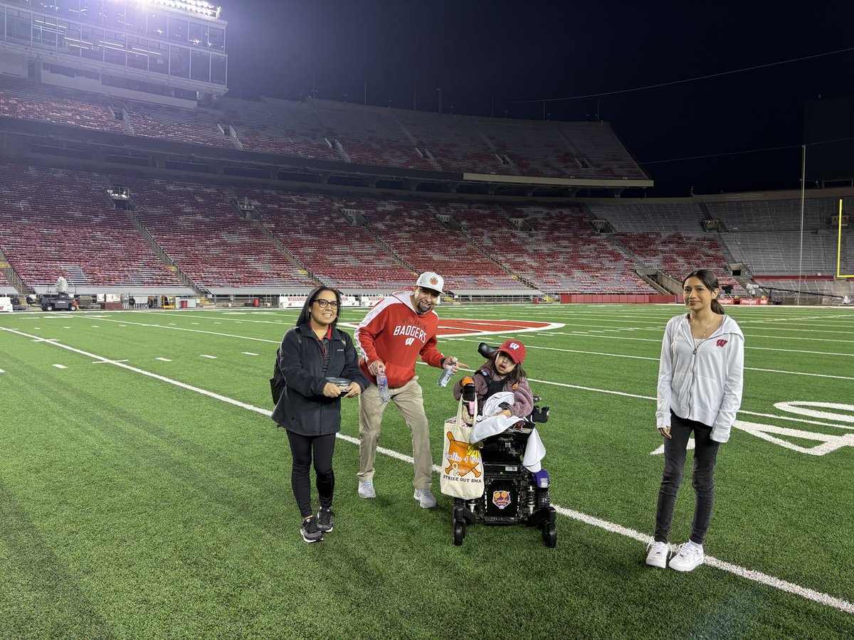 Bella brought the energy to ⁦<a href="/BadgerSoftball/">Wisconsin Softball</a> 🦃 🍁 ⁩ Thanksgiving!