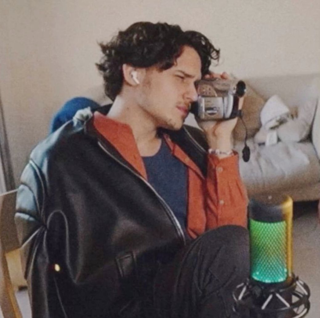 Kia_Liquin's tweet photo. Hola, soy Kia de Argentina, tengo 23 años, conocí a Andy en enero por la peli y desde ese momento lo sigo, es una persona súper amorosa y divertida, lo amo mucho. ❤️
#IntegraciónPrussita @Andyprsscrew https://t.co/REclsnalAh