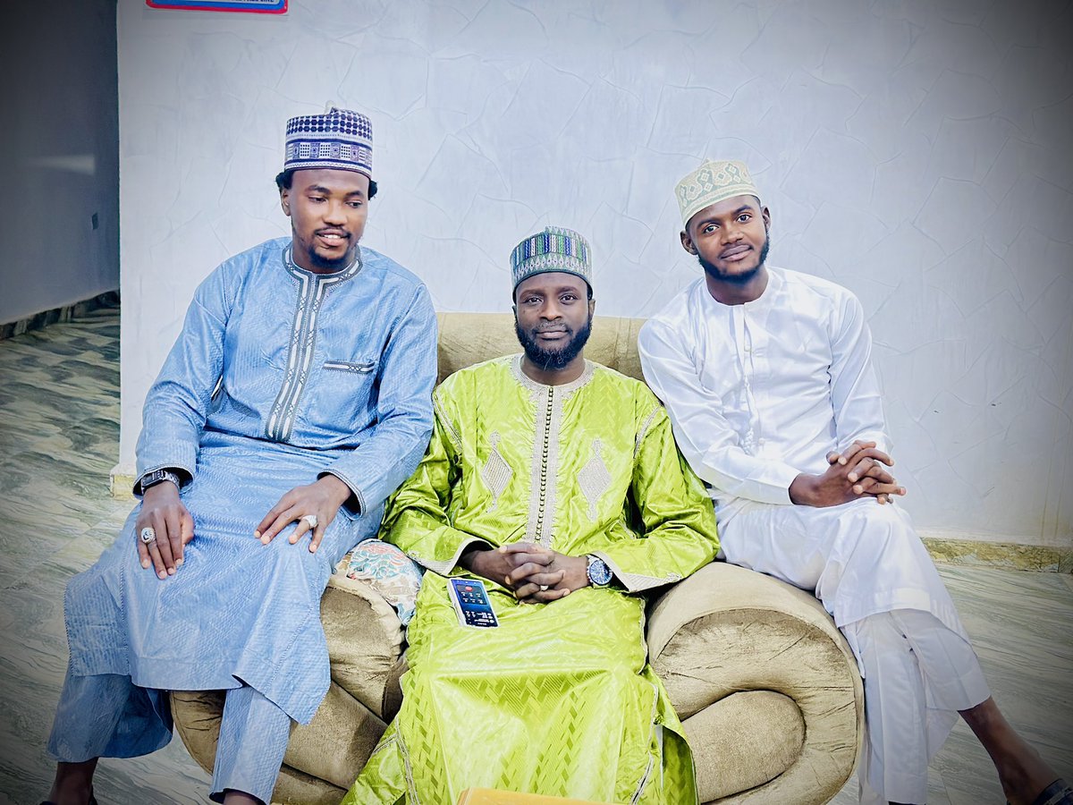 With my Prof (Mansur Isa Yelwa) and our latest Ango in town, my brother (Abdulraheem Mansur Yelwa) with some other brothers.

Jazakhumullahu khayra!❤️🤍💚
