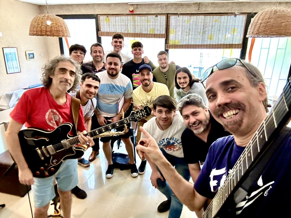 aledemogli's tweet photo. Hola Dando clases en la Escuela de Musica Contemporánea de San Miguel de Tucuman. Dirigida magistralmente por el máster Alvaro Quinteros Orio, 
Alegría!!!! https://t.co/YJDCkFr7ED