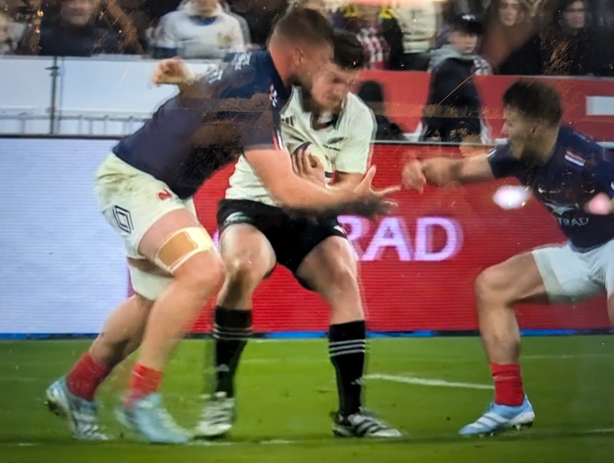 Just Cam Roigard stealing the 'best halfback in the world' gong from out of Antoine Dupont's outstretched mits. #AllBlacks #FRAvNZL