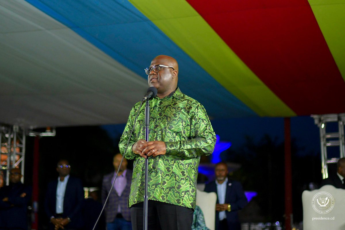 Presidence_RDC's tweet photo. #HautKatanga | Arrivé ce samedi soir à #Lubumbashi, le Président Félix Tshisekedi, accompagné de la distinguée Première dame Denise Nyakeru, s’est adressé à la population lushoise massée à la Place Moïse Tshombe, au centre-ville. L’emploi des jeunes, la situation sécuritaire du pays et la révision / changement de la Constitution ont été largement abordés.

Évoquant la guerre d’agression dont est victime la #RDC dans sa partie Est, le Chef de l’État a dénoncé la complicité de certains fils du pays : « soyez très vigilants parce que l’une des provinces visées par ces ennemis du peuple congolais est le Haut-Katanga ».

Sur le même sujet, le Président de la République a déclaré : « ne permettez à personne de vous manipuler à cause des frustrations dues aux élections qu’ils ont perdues ou boycottées ».