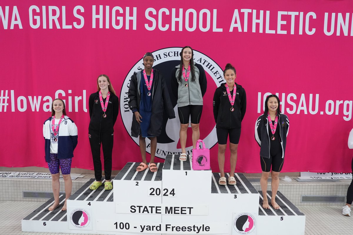 Grace Hoeper from Iowa City High wins the 100-yard Freestyle🏆

🥈Lillian Andedo - Bettendorf
🥉Charlee DeJong - Valley

@iowafarmbureau

#IGHSAU #IowaGirl #stateswimming