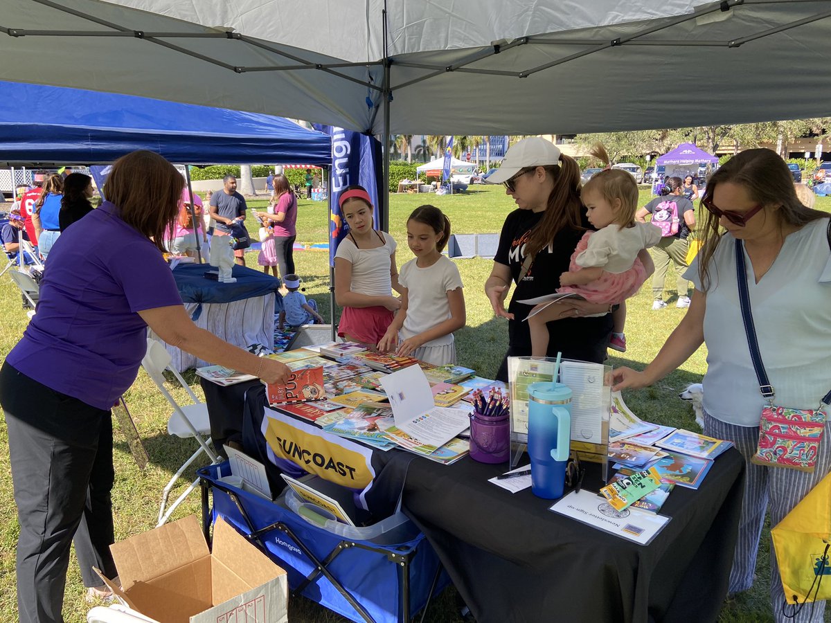 mthorntontpf's tweet photo. What a successful event today at Payne Park with the Sarasota Children’s Museum! Families got to experience so many things including a robot dog!! @ThePattersonFdn @SuncoastCGLR @LeerPara3ro #GLReading #ParentEngagement https://t.co/JPwUoPUCmO