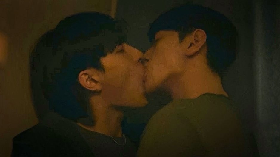 hubboyslove's tweet photo. Produtor de #LoveInTheBigCity revela que existe, dentro de agências, um limite estabelecido de fama para que atores possam atuar em BL.

Segundo ele, quando Nam Yoonsu declarou que faria, investidores preocupados diziam: “Ainda é muito cedo na Coreia”, mas ele foi lá e fez assim mesmo.

Ele destaca o quão importante foi o fato de Nam Yoonsu ser incisivo em querer atuar no projeto e afirma que planejou o drama gay com a esperança de que sirva de trampolim para diretores e atores famosos participarem de romances queer. Ele espera que agora aquilo que víamos em filmes independentes avance para o mainstream.