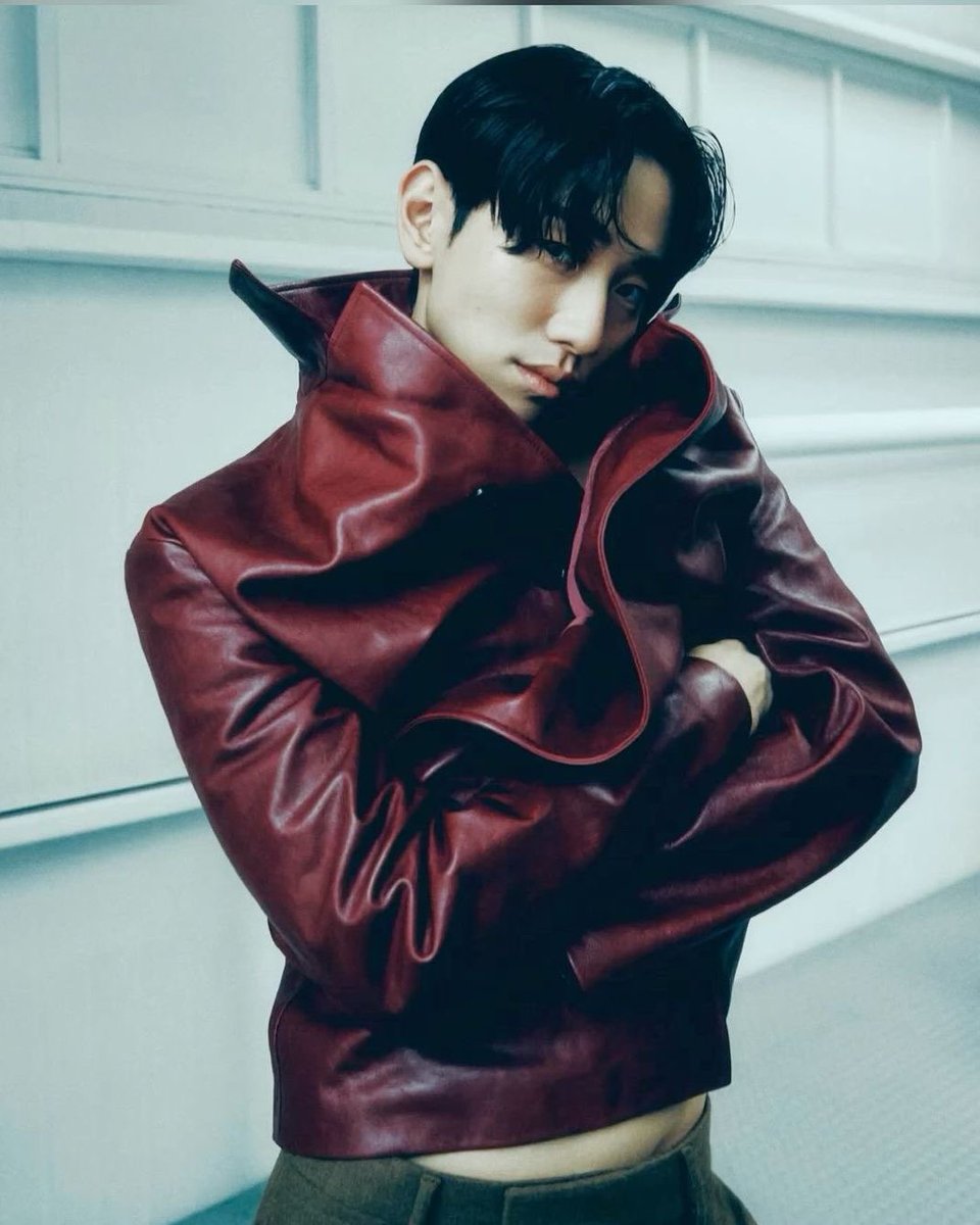 hubboyslove's tweet photo. Produtor de #LoveInTheBigCity revela que existe, dentro de agências, um limite estabelecido de fama para que atores possam atuar em BL.

Segundo ele, quando Nam Yoonsu declarou que faria, investidores preocupados diziam: “Ainda é muito cedo na Coreia”, mas ele foi lá e fez assim mesmo.

Ele destaca o quão importante foi o fato de Nam Yoonsu ser incisivo em querer atuar no projeto e afirma que planejou o drama gay com a esperança de que sirva de trampolim para diretores e atores famosos participarem de romances queer. Ele espera que agora aquilo que víamos em filmes independentes avance para o mainstream.