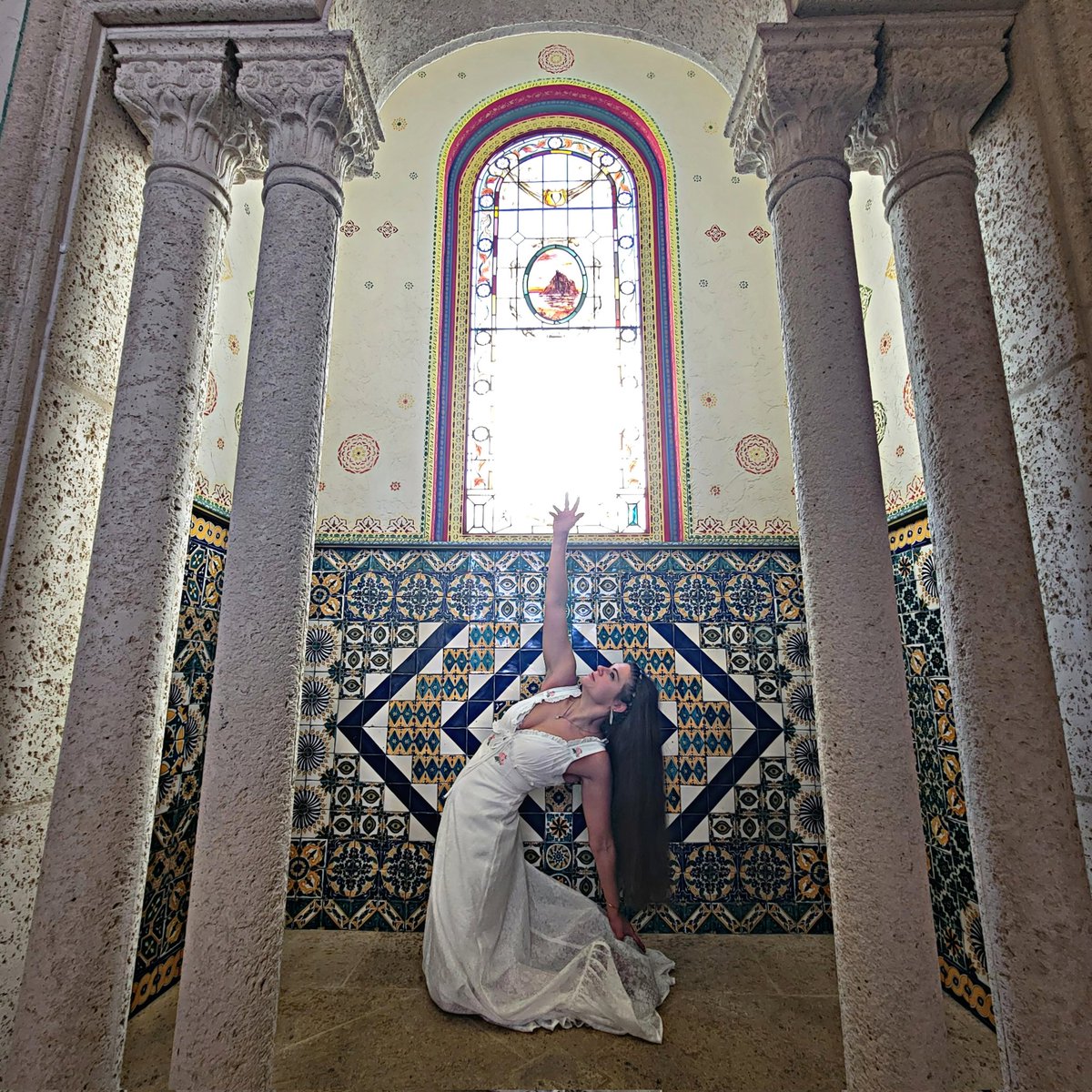 mystic_lee_'s tweet image. Signs you might be a yoga teacher....you do yoga in random places 🤣

#camelpose #yoga #versacemansion #southbeachmiami