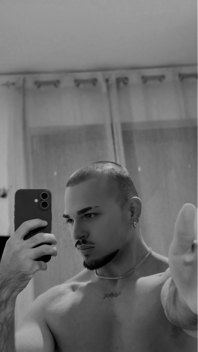 Danyloo__'s tweet photo. In the mirror 🪞 https://t.co/hZXdJA27fP