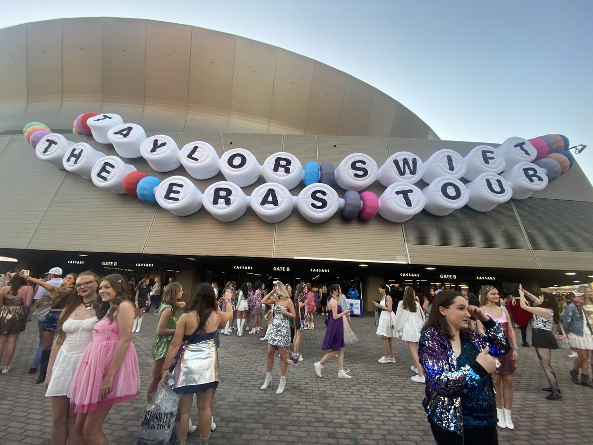 Betsyreads's tweet photo. @dontblamemary29 It’s like Toronto saw New Orleans’s SuperDome and was all, “Hold my beer.” 😂❤️🤩 https://t.co/gL4kCqvwA4