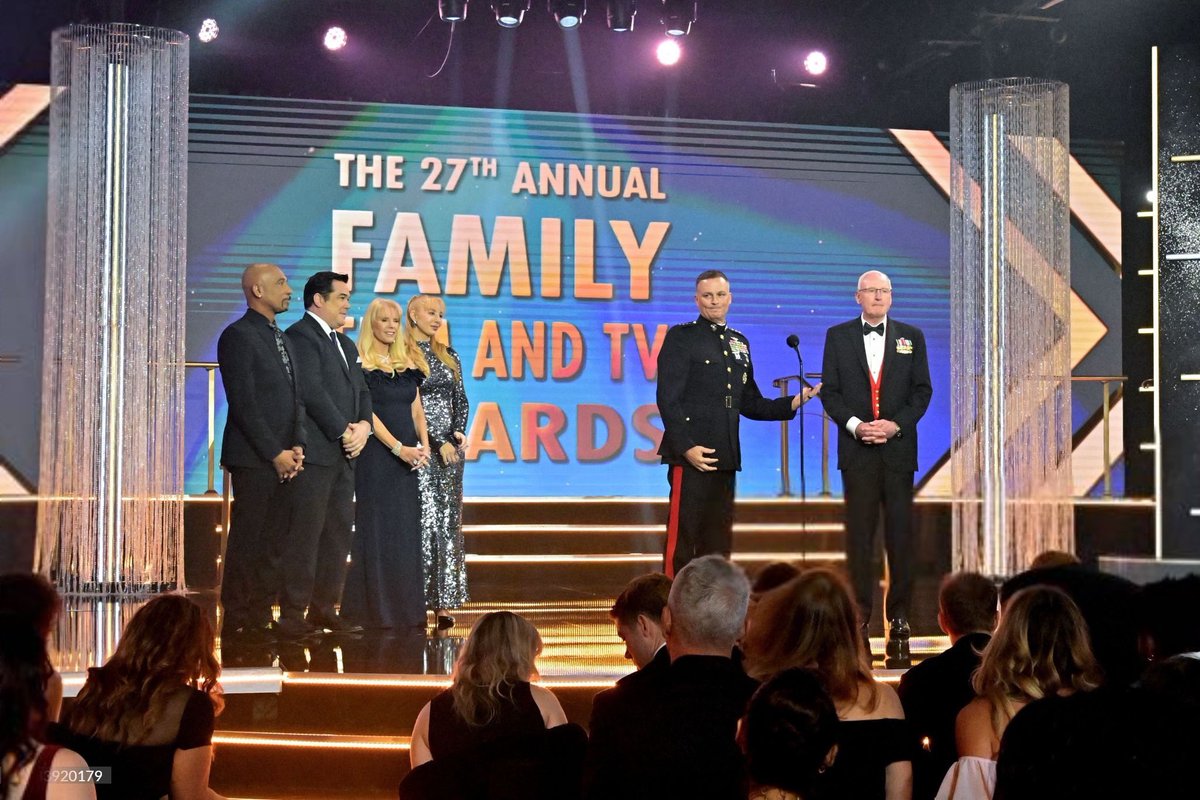 DeanCainUpdates's tweet photo. Dean takes the stage alongside Montel Williams, Laura McKenzie, Elizabeth Stanton, Len Anderson IV, and James Laster during the 27th Annual Family Film & TV Awards, aired November 9.
#DeanCain #LauraMcKenzie #ElizabethStanton @deancain https://t.co/NTjDjzGLYF