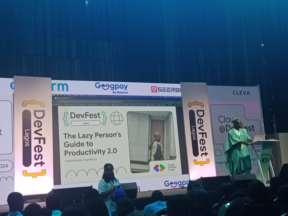 _CodesManiac's tweet image. I listened to v2 of the Lazy Person&apos;s Guide to Productivity with @Geektutor.
Plus, he decided to wear a green agbada for this year&apos;s session! 😀

#DevFestLagos