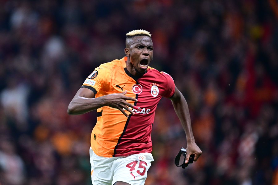 darkwebhaber's tweet photo. Victor Osimhen: "Şu ana kadar İstanbul'daki, Galatasaray'daki deneyimim gerçekten etkileyeciydi. Bu kadar büyük bir şeyle karşılaşacağımı beklemiyordum. Galatasaray kadar büyük bir kulüpte oynayabilmek, bu kulübün ne kadar iyi bir arada kaldığını görmek, ne kadar büyük bir aile olduğunu görmek gerçekten harika. Ne zaman bir restorana gitsem, beni ne zaman görseler kulüplerinde oynadığım için bana ne kadar minnettar olduklarını gösteriyorlar. Onlara beni kabul ettikleri için, bana bu sevgiyi gösterdikleri için teşekkür ediyorum. Sahaya ne zaman çıksam onlar için oynamaya ve gol atmaya çıkıyorum, kişisel tutkum için çıkıyorum."