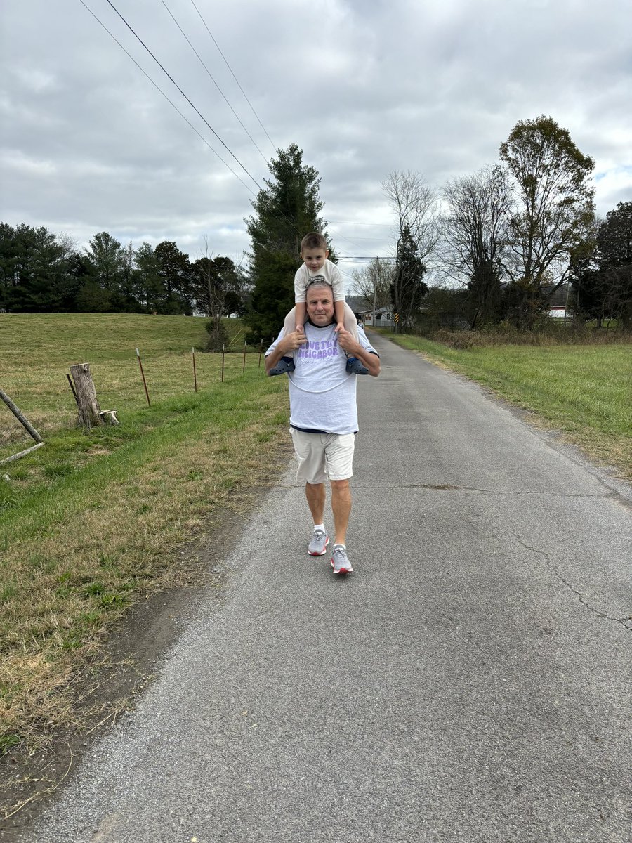 DarylChandler's tweet image. Great day with family and friends at Grainger County High School participating in the Love Thy Neighbor 5k benefitting @Heather85778212! Heather is surrounded by an amazing community, family, and friends! We love you Heather!