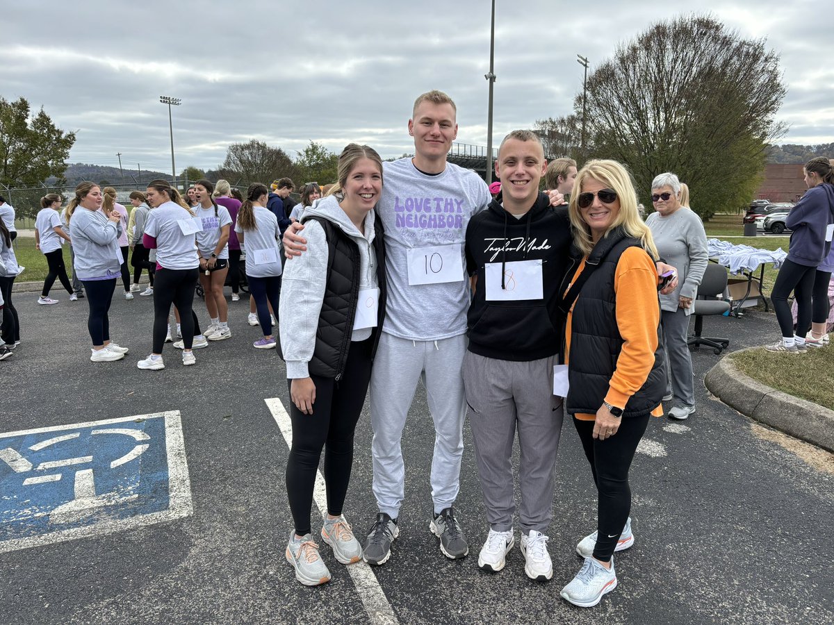 DarylChandler's tweet image. Great day with family and friends at Grainger County High School participating in the Love Thy Neighbor 5k benefitting @Heather85778212! Heather is surrounded by an amazing community, family, and friends! We love you Heather!