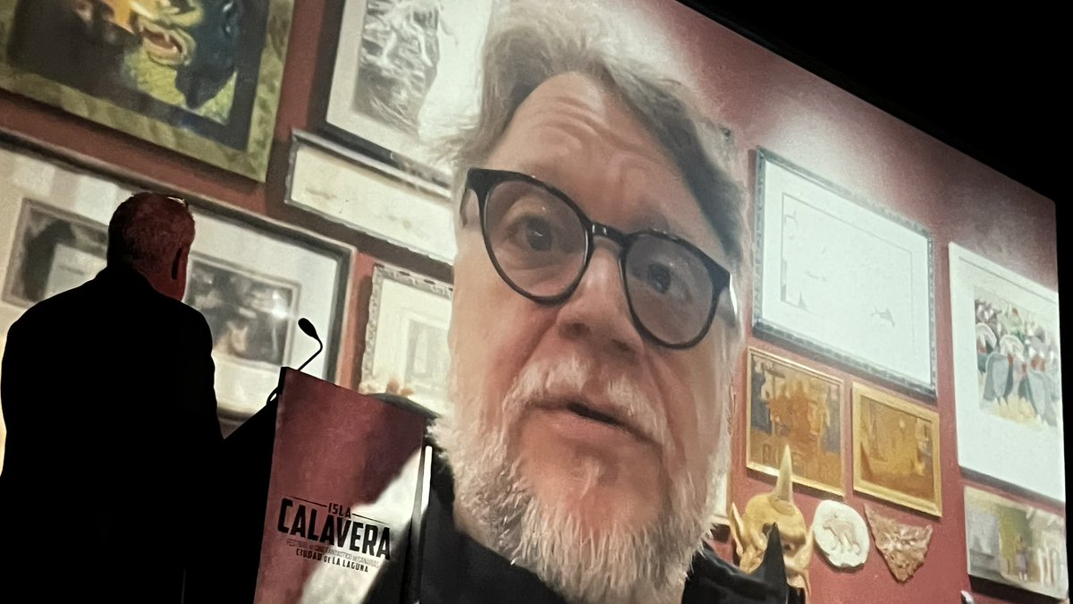 El director de cine Guillermo del Toro dirige unas emotivas palabras a Ron Perlman antes de que el actor recoja su premio.