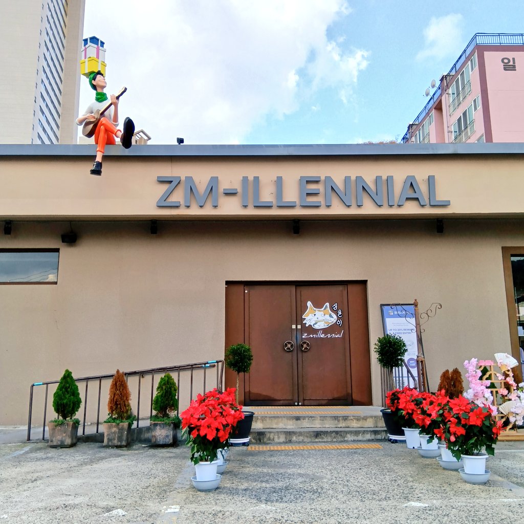 310jp's tweet photo. #カフェ #ZMILLENNIAL #ジミレニアル #アメリカーノ #5000W
BTSのジミンのお父さんが運営しているカフェ。世界中のARMYが来ていました。 https://t.co/jCkwMrsqrz