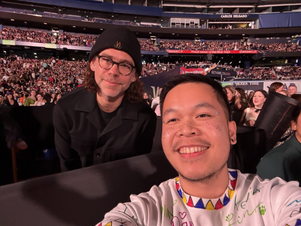 mnemo_nick's tweet image. I JSUT MET AARON DESSNER !!!!!!!!!!! THE GOAT !!!!!!!!