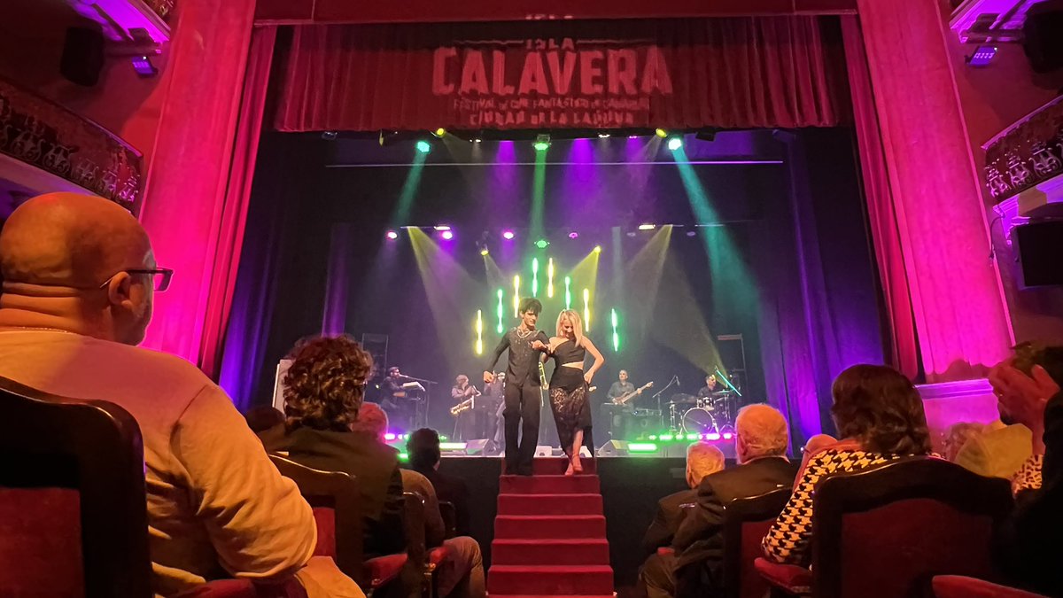 Finaliza la Gala por todo lo alto con la última actuación y los codirectores y presentadores en el escenario del Teatro. Sorpresa final.