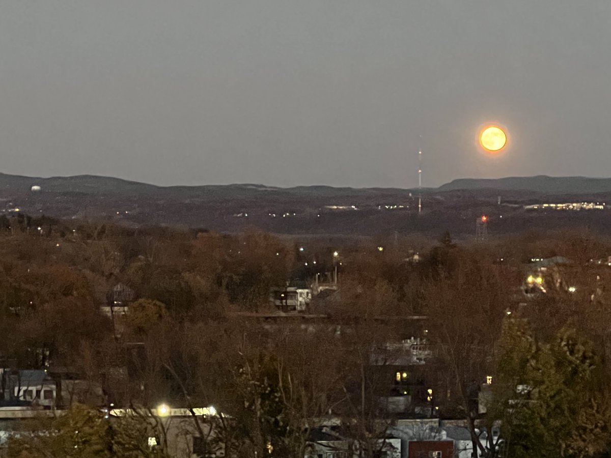 iPhones don’t do it justice, but Neil Diamond Harvest Moon time