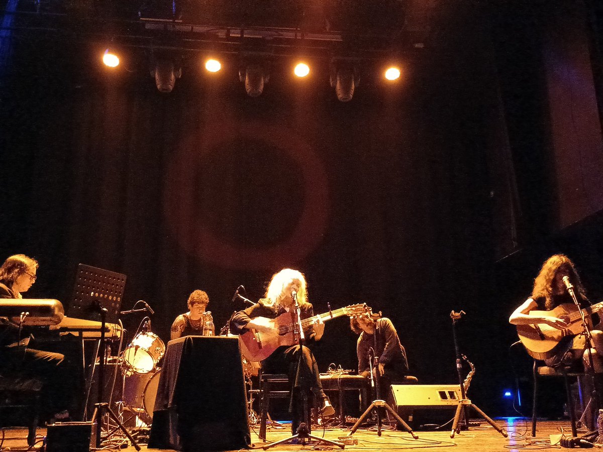 Meravellosa Jessica Pratt al Tradicionàrius amb les seves cançons delicades i atemporals. Una preciositat.