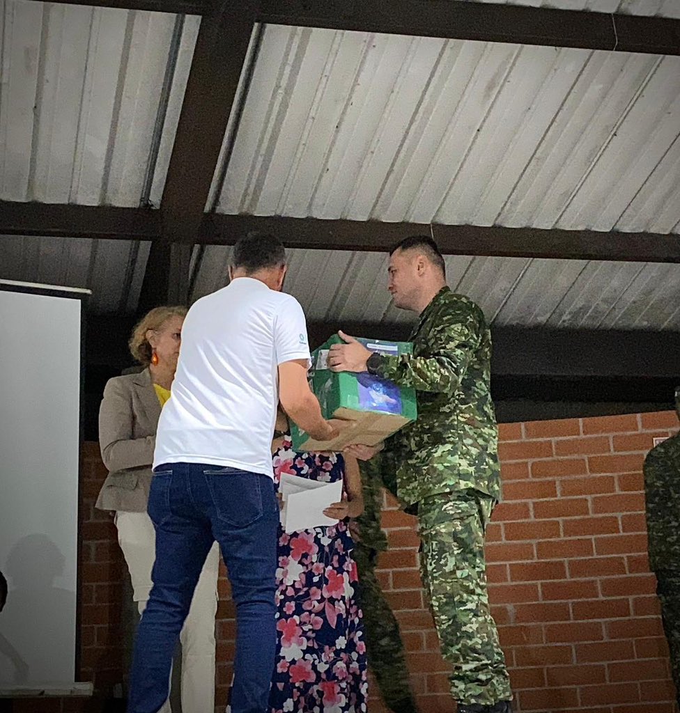 Ejercito_Div4's tweet photo. Continuamos fortaleciendo los lazos de amistad con la Universidad Compensar de Villavicencio, #Meta, que se suma a nuestra misión de llevar bienestar y educación a los niños de #MiVeredaModelo en Guamal. Esta importante campaña se entregará el próximo 23 de noviembre. https://t.co/1zMIm4xcJG