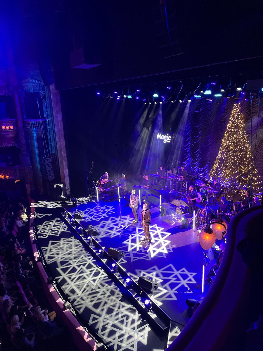 boyzlifeOFCL's tweet image. Live at the London Palladium for the @magicfm Christmas Party 🎄🎶

#Palladium #MagicFM #ChristmasParty #boyzlife #keithduffy #BrianMcFadden