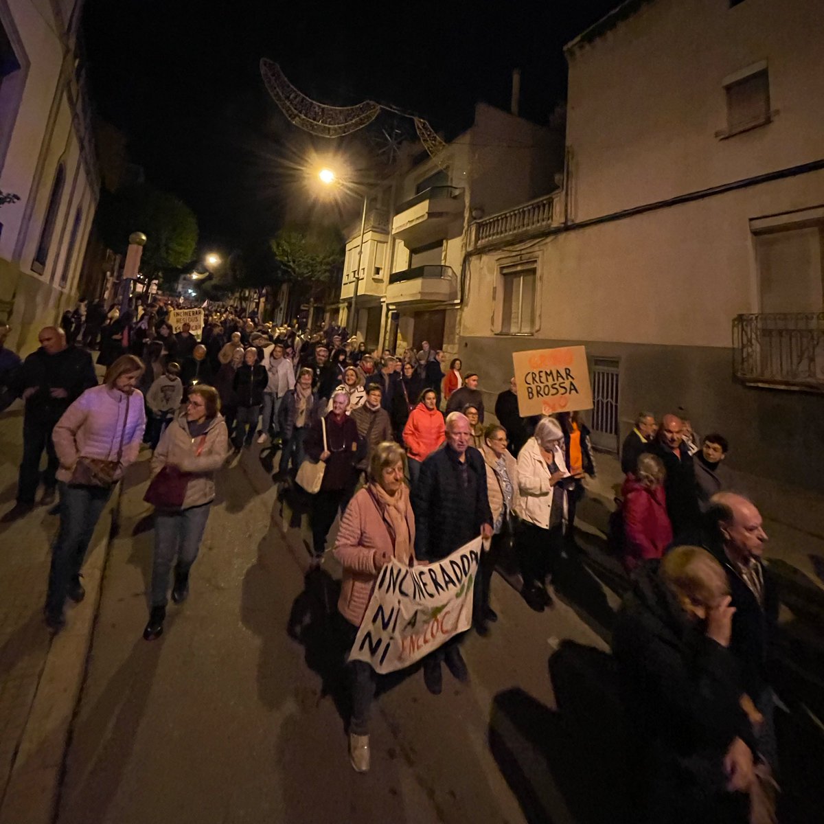 BorgesxlaRep's tweet photo. Clam a les Borges en defensa de la salut i en contra del projecte de Tracjusa que pretén utilitzar residus urbans com a combustible. Quina imatge quedarà de les Garrigues si això tira endavant? https://t.co/wHjNLL6E8s