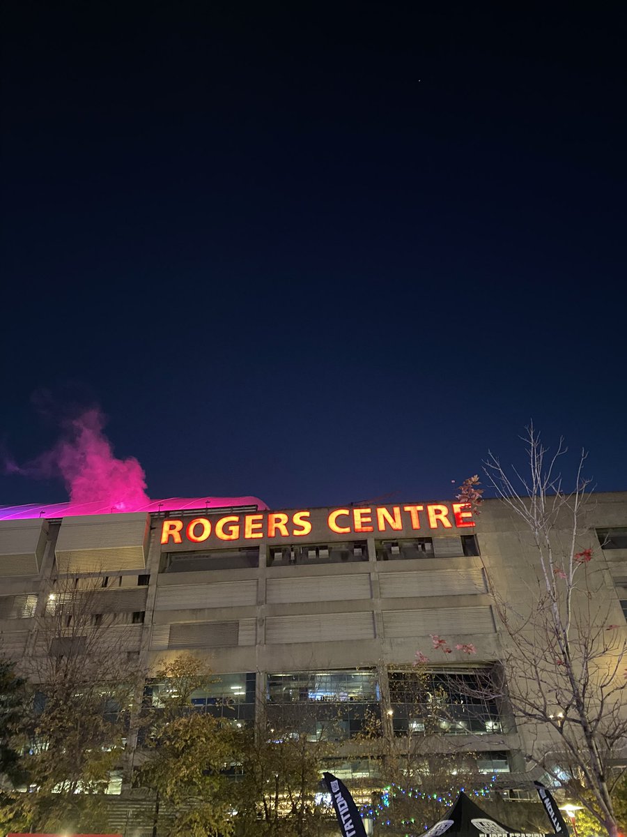 Swifty448's tweet photo. SOMEONE LET ME IN! THIS IS SO CASUALLY CRUEL IN THE NAME OF BEING HONEST!!!! 😭😭😭 #TSTheErasTourToronto https://t.co/VF6RSzsMqp
